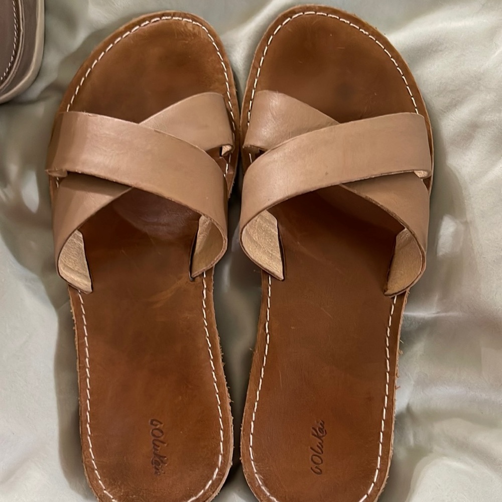Tan leather Olukai sandal